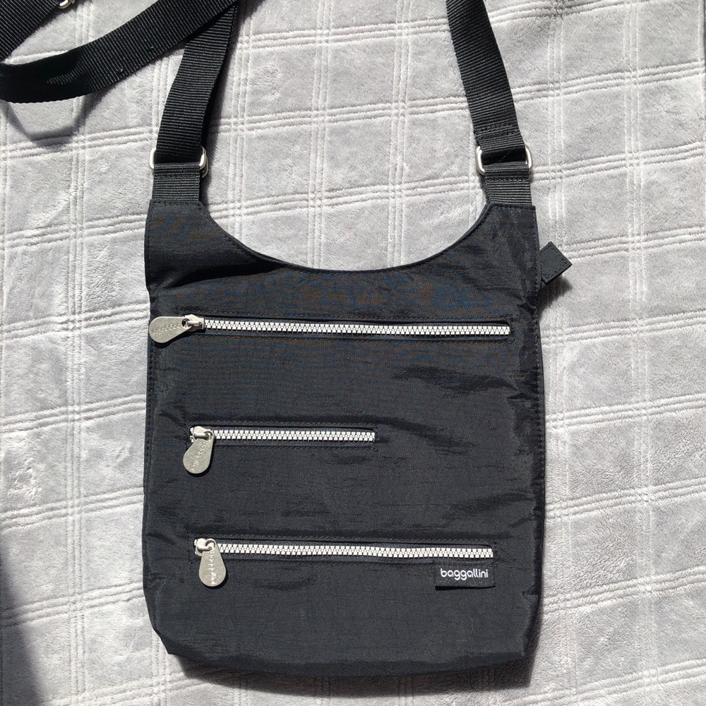 Baggallini cross body bag with zipper detail